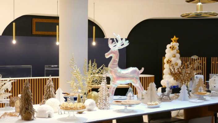 Arbre de Noël dans le cabinet d'avocats Lacourte Raquin Tatar par Studio Candy