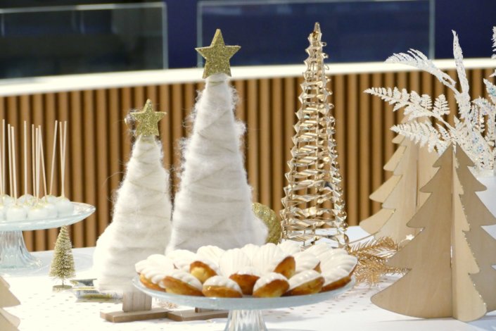 Arbre de Noël dans le cabinet d'avocats Lacourte Raquin Tatar par Studio Candy
