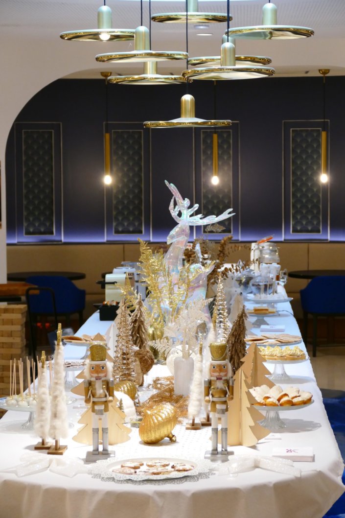 Arbre de Noël dans le cabinet d'avocats Lacourte Raquin Tatar par Studio Candy