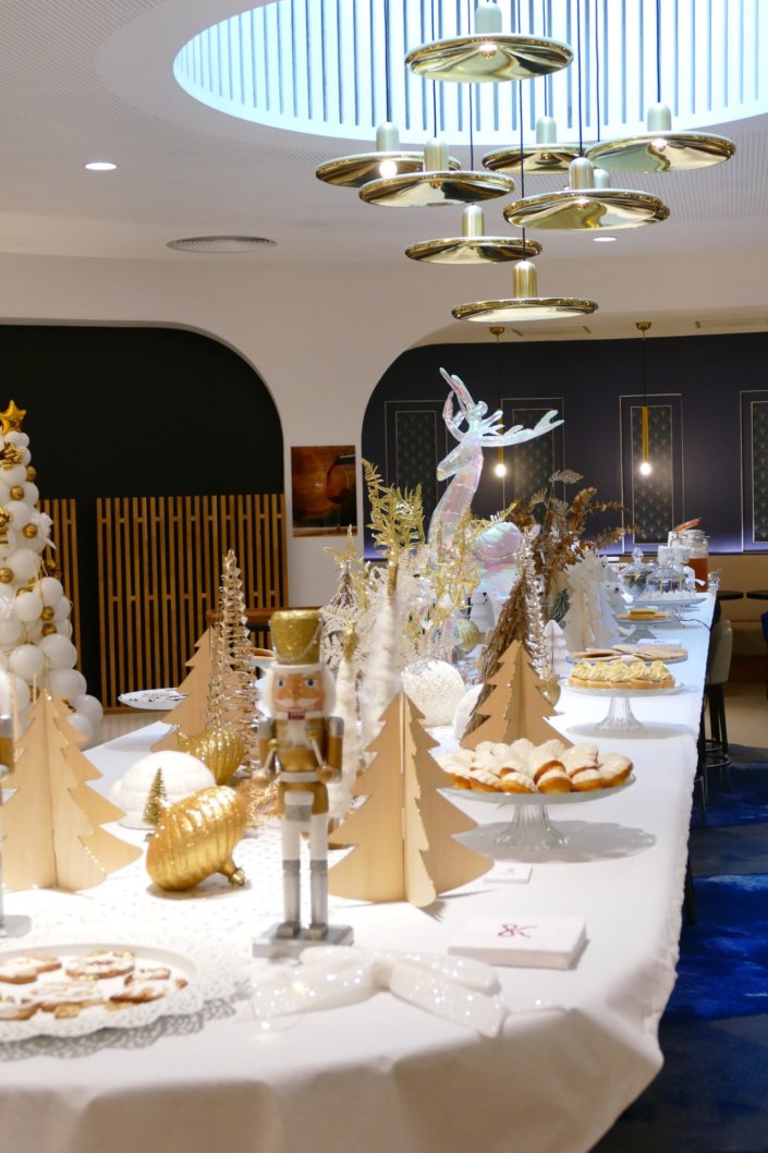 Arbre de Noël dans le cabinet d'avocats Lacourte Raquin Tatar par Studio Candy