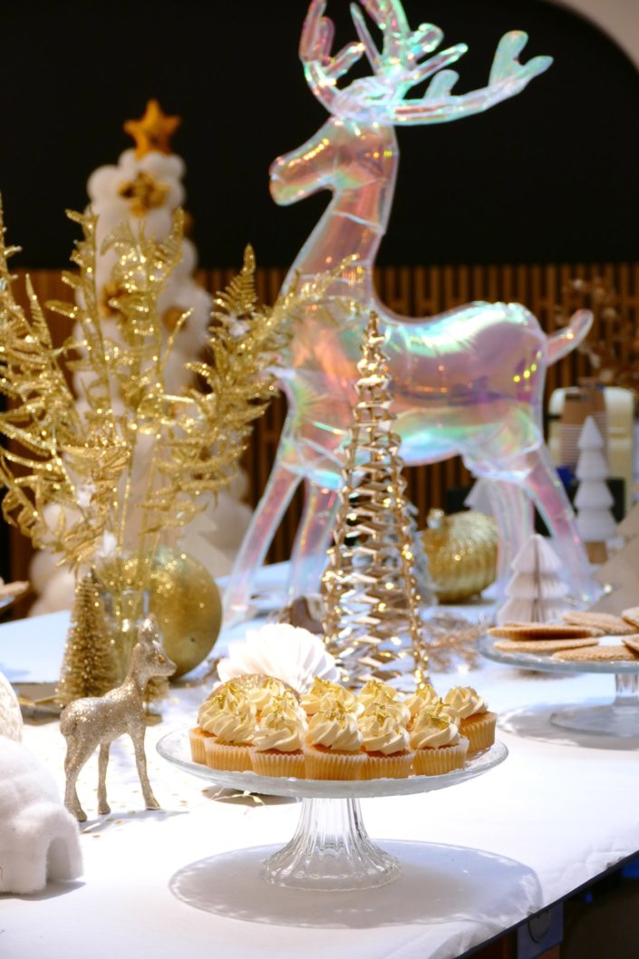 Arbre de Noël dans le cabinet d'avocats Lacourte Raquin Tatar par Studio Candy