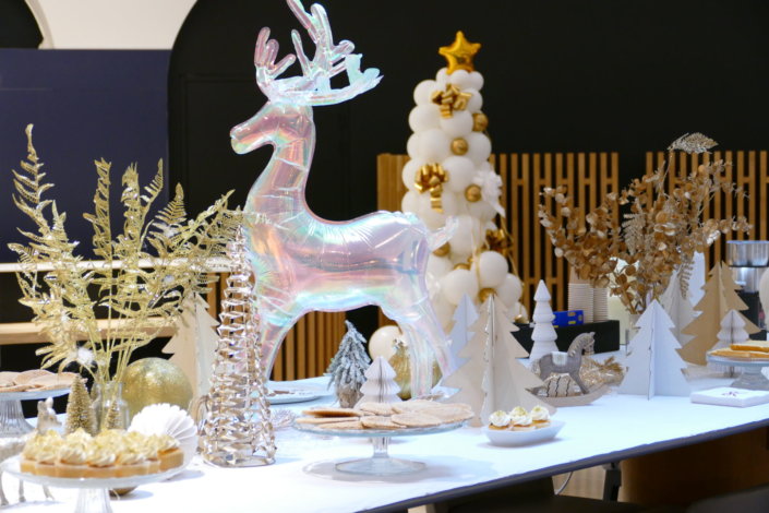 Arbre de Noël dans le cabinet d'avocats Lacourte Raquin Tatar par Studio Candy