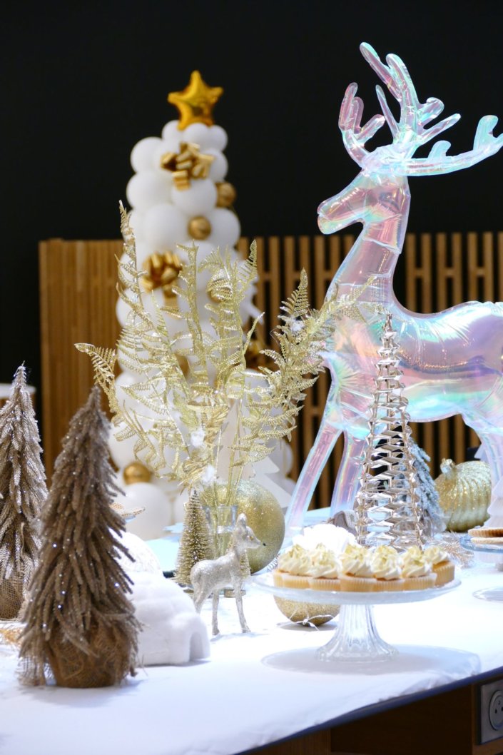 Arbre de Noël dans le cabinet d'avocats Lacourte Raquin Tatar par Studio Candy