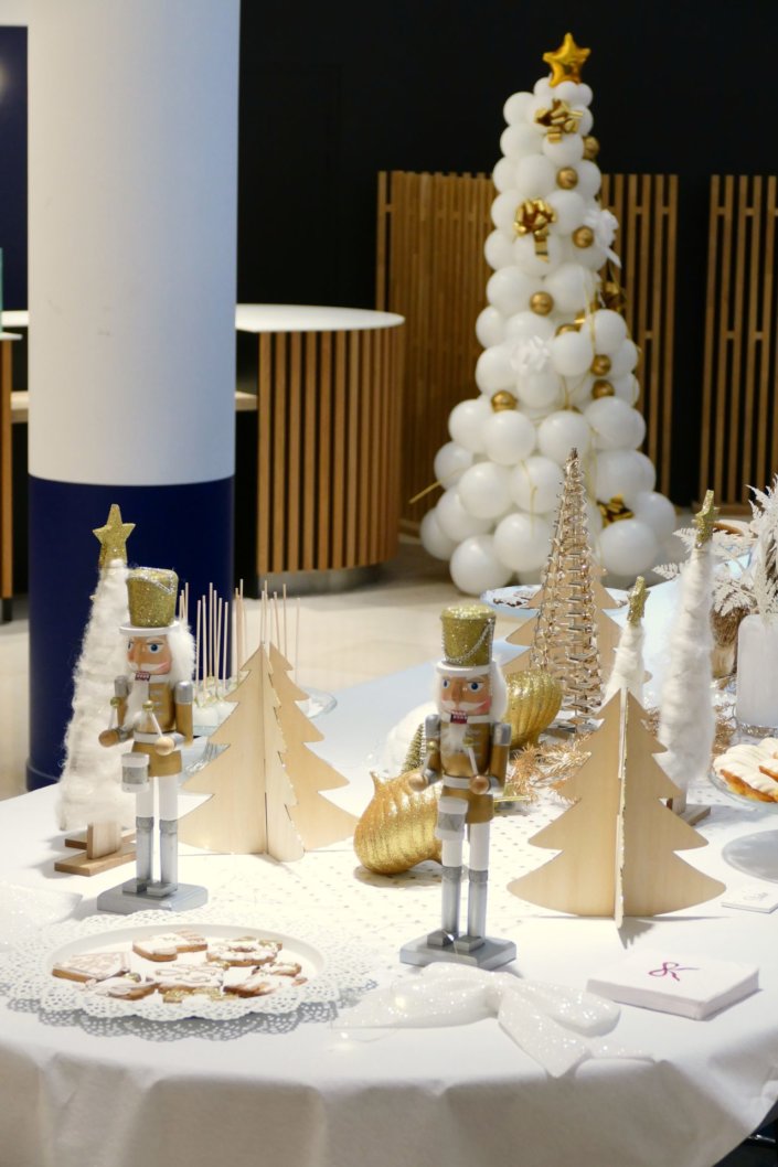 Arbre de Noël dans le cabinet d'avocats Lacourte Raquin Tatar par Studio Candy