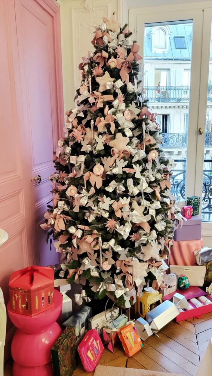 Goûter de Noël en rose et blanc pour l'agence Grenadine Rp par Studio Candy avec des pâtisseries sur mesure, un set up et une décoration rose pastel, blanc et argent