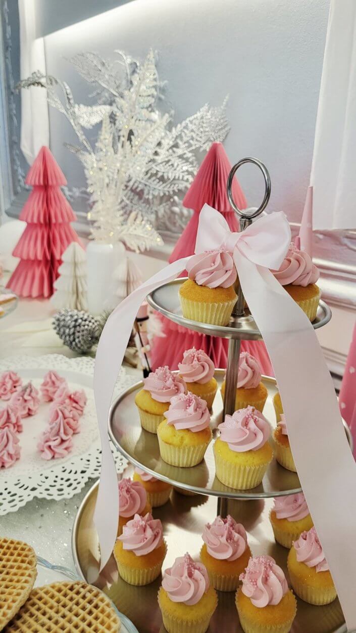 Goûter de Noël en rose et blanc pour l'agence Grenadine Rp par Studio Candy avec des pâtisseries sur mesure, un set up et une décoration rose pastel, blanc et argent