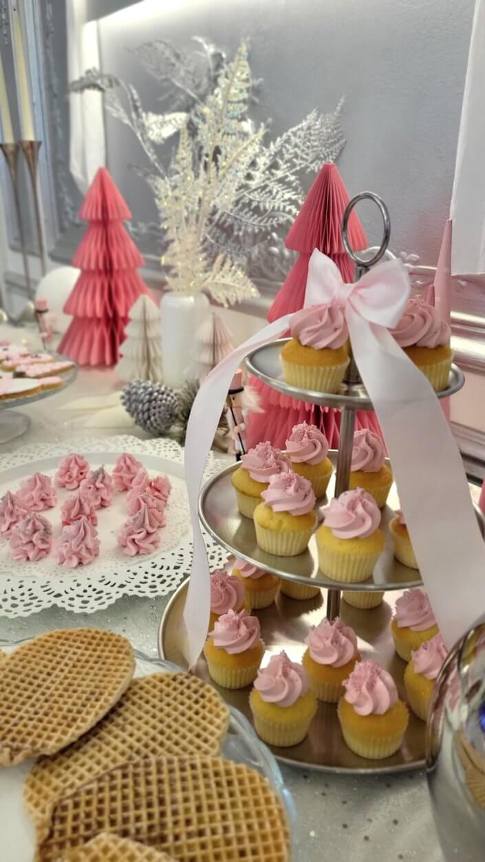 Goûter de Noël en rose et blanc pour l'agence Grenadine Rp par Studio Candy avec des pâtisseries sur mesure, un set up et une décoration rose pastel, blanc et argent