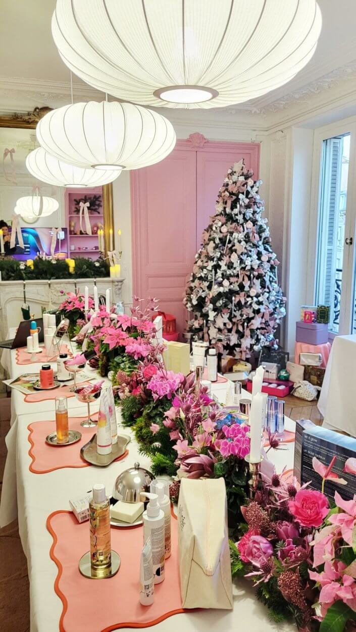 Goûter de Noël en rose et blanc pour l'agence Grenadine Rp par Studio Candy avec des pâtisseries sur mesure, un set up et une décoration rose pastel, blanc et argent