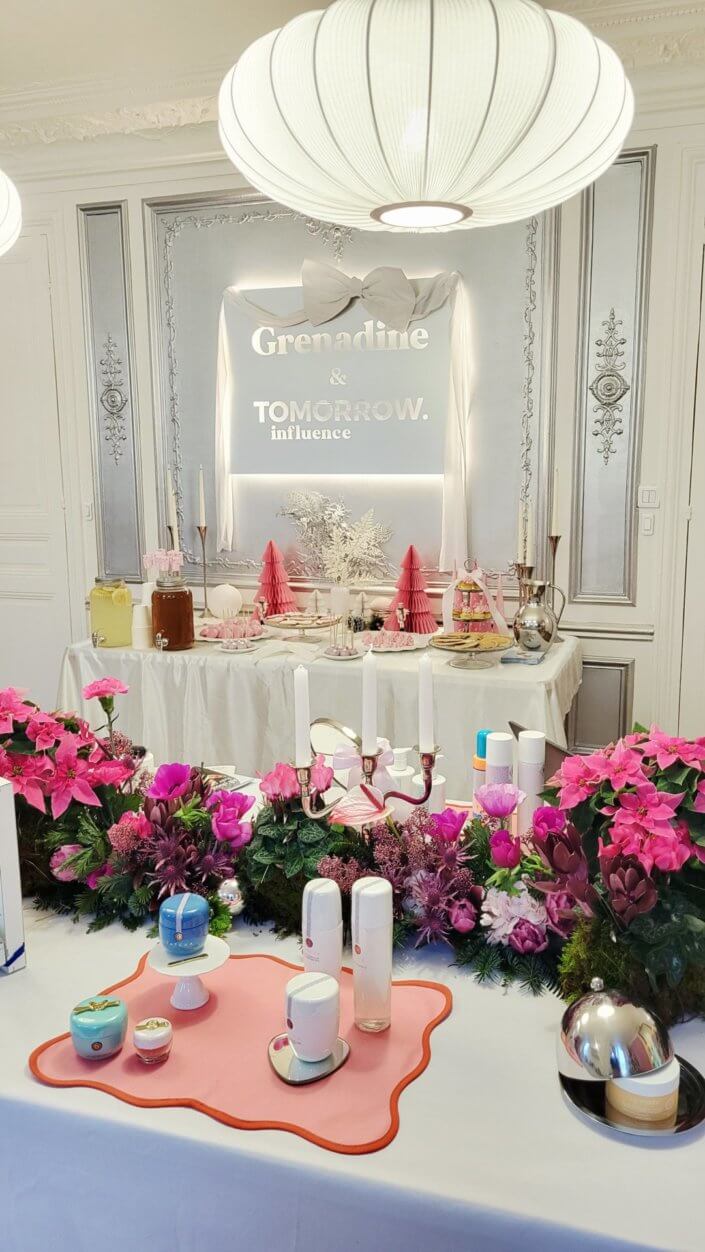 Goûter de Noël en rose et blanc pour l'agence Grenadine Rp par Studio Candy avec des pâtisseries sur mesure, un set up et une décoration rose pastel, blanc et argent