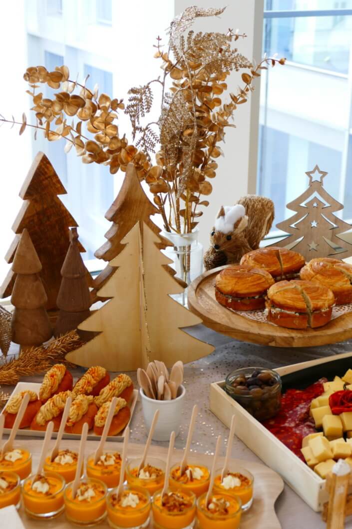 Cocktail de Noël pour Hermès par Studio Candy avec planches de charcuteries, fromages, verrines de potimarron, sablés décorés de Noël, meringues sapin et décoration tout en or et bois