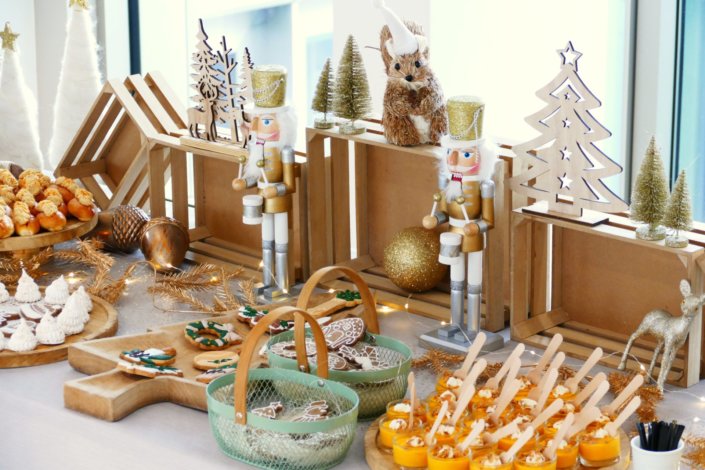 Cocktail de Noël pour Hermès par Studio Candy avec planches de charcuteries, fromages, verrines de potimarron, sablés décorés de Noël, meringues sapin et décoration tout en or et bois