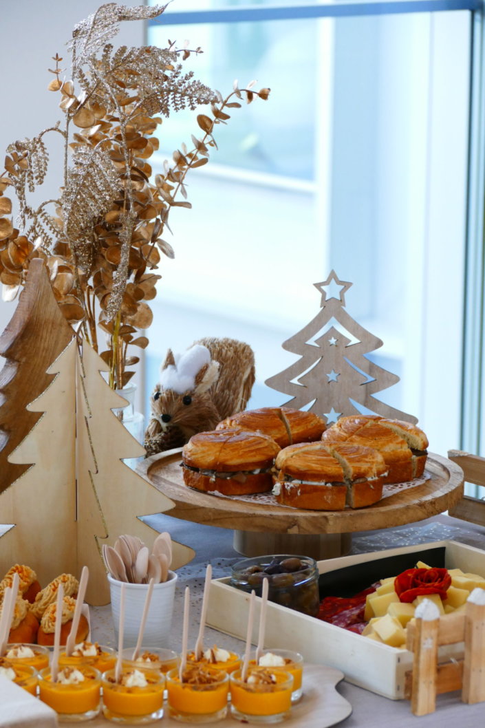 Cocktail de Noël pour Hermès par Studio Candy avec planches de charcuteries, fromages, verrines de potimarron, sablés décorés de Noël, meringues sapin et décoration tout en or et bois