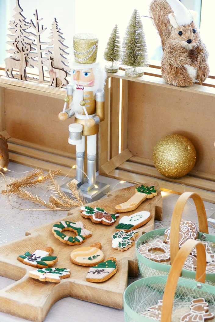 Cocktail de Noël pour Hermès par Studio Candy avec planches de charcuteries, fromages, verrines de potimarron, sablés décorés de Noël, meringues sapin et décoration tout en or et bois