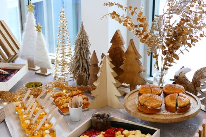 Cocktail de Noël pour Hermès par Studio Candy avec planches de charcuteries, fromages, verrines de potimarron, sablés décorés de Noël, meringues sapin et décoration tout en or et bois