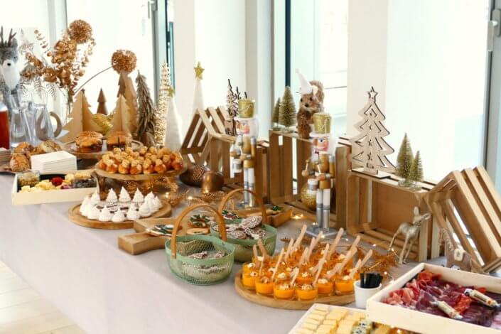 Cocktail de Noël pour Hermès par Studio Candy avec planches de charcuteries, fromages, verrines de potimarron, sablés décorés de Noël, meringues sapin et décoration tout en or et bois