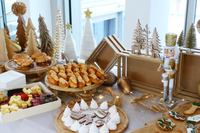 Cocktail de Noël pour Hermès par Studio Candy avec planches de charcuteries, fromages, verrines de potimarron, sablés décorés de Noël, meringues sapin et décoration tout en or et bois