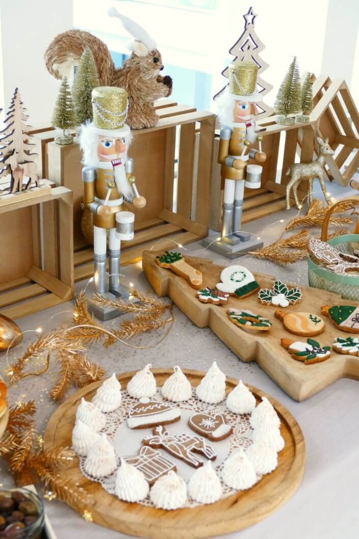 Cocktail de Noël pour Hermès par Studio Candy avec planches de charcuteries, fromages, verrines de potimarron, sablés décorés de Noël, meringues sapin et décoration tout en or et bois