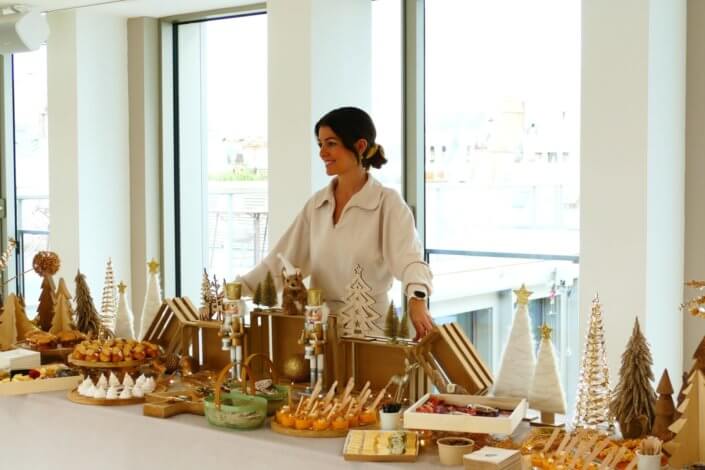 Cocktail de Noël pour Hermès par Studio Candy avec planches de charcuteries, fromages, verrines de potimarron, sablés décorés de Noël, meringues sapin et décoration tout en or et bois