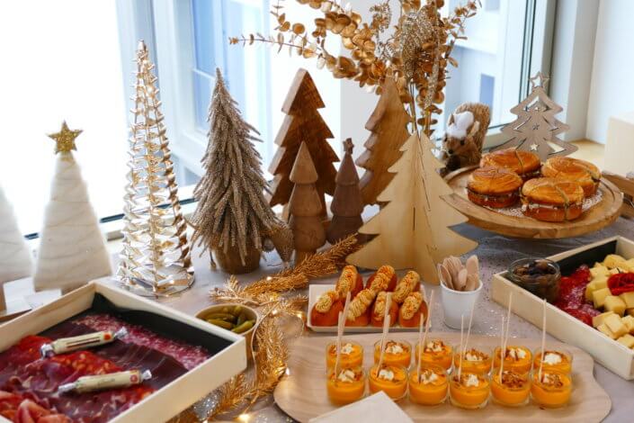 Cocktail de Noël pour Hermès par Studio Candy avec planches de charcuteries, fromages, verrines de potimarron, sablés décorés de Noël, meringues sapin et décoration tout en or et bois
