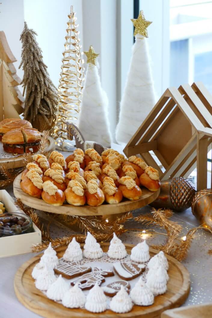 Cocktail de Noël pour Hermès par Studio Candy avec planches de charcuteries, fromages, verrines de potimarron, sablés décorés de Noël, meringues sapin et décoration tout en or et bois