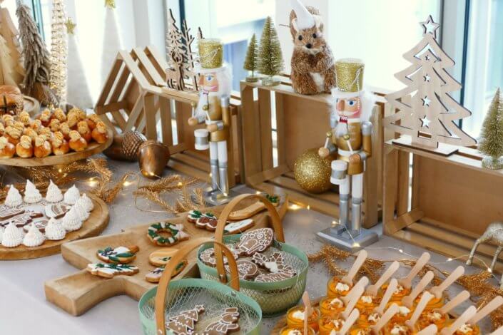 Cocktail de Noël pour Hermès par Studio Candy avec planches de charcuteries, fromages, verrines de potimarron, sablés décorés de Noël, meringues sapin et décoration tout en or et bois
