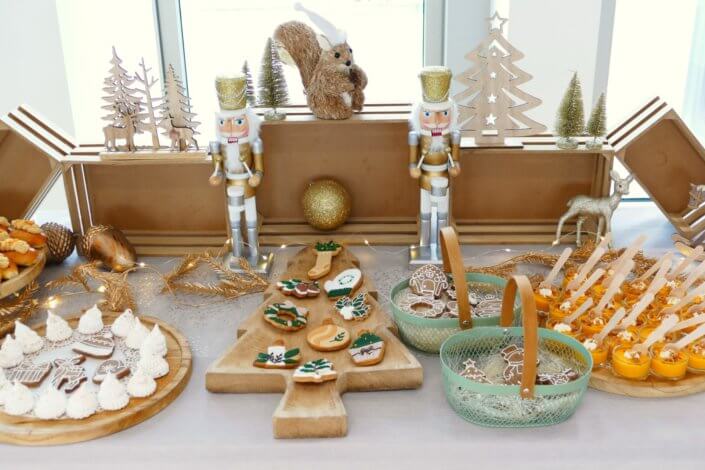Cocktail de Noël pour Hermès par Studio Candy avec planches de charcuteries, fromages, verrines de potimarron, sablés décorés de Noël, meringues sapin et décoration tout en or et bois