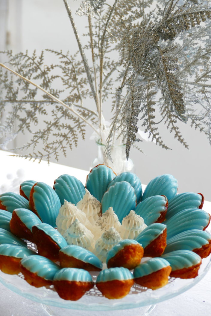 Evenement pour Givaudan galette des rois sur le thème blanc bleu argenté avec des sablés personnalisés et pleins d'autres pâtisseries