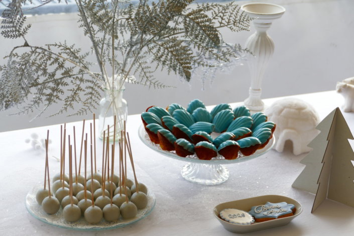 Evenement pour Givaudan galette des rois sur le thème blanc bleu argenté avec des sablés personnalisés et pleins d'autres pâtisseries