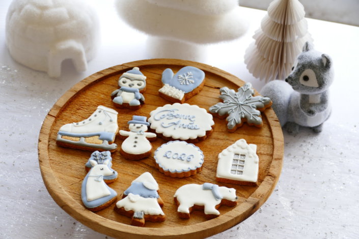 Evenement pour Givaudan galette des rois sur le thème blanc bleu argenté avec des sablés personnalisés et pleins d'autres pâtisseries