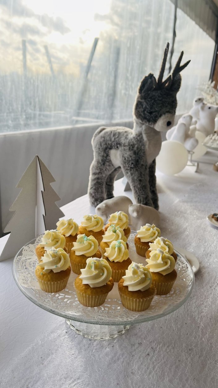 Evenement pour Givaudan galette des rois sur le thème blanc bleu argenté avec des sablés personnalisés et pleins d'autres pâtisseries