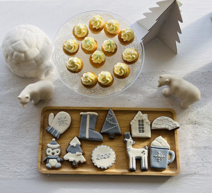 Evenement pour Givaudan galette des rois sur le thème blanc bleu argenté avec des sablés personnalisés et pleins d'autres pâtisseries