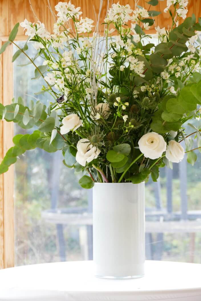 Evenement pour Givaudan galette des rois sur le thème blanc bleu argenté avec des sablés personnalisés et pleins d'autres pâtisseries