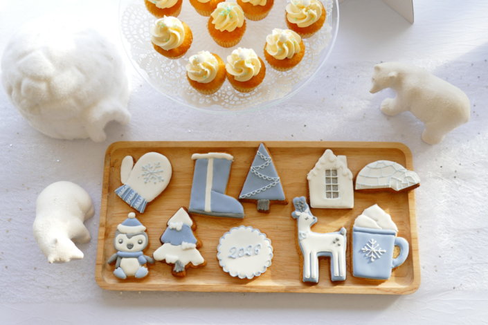 Evenement pour Givaudan galette des rois sur le thème blanc bleu argenté avec des sablés personnalisés et pleins d'autres pâtisseries