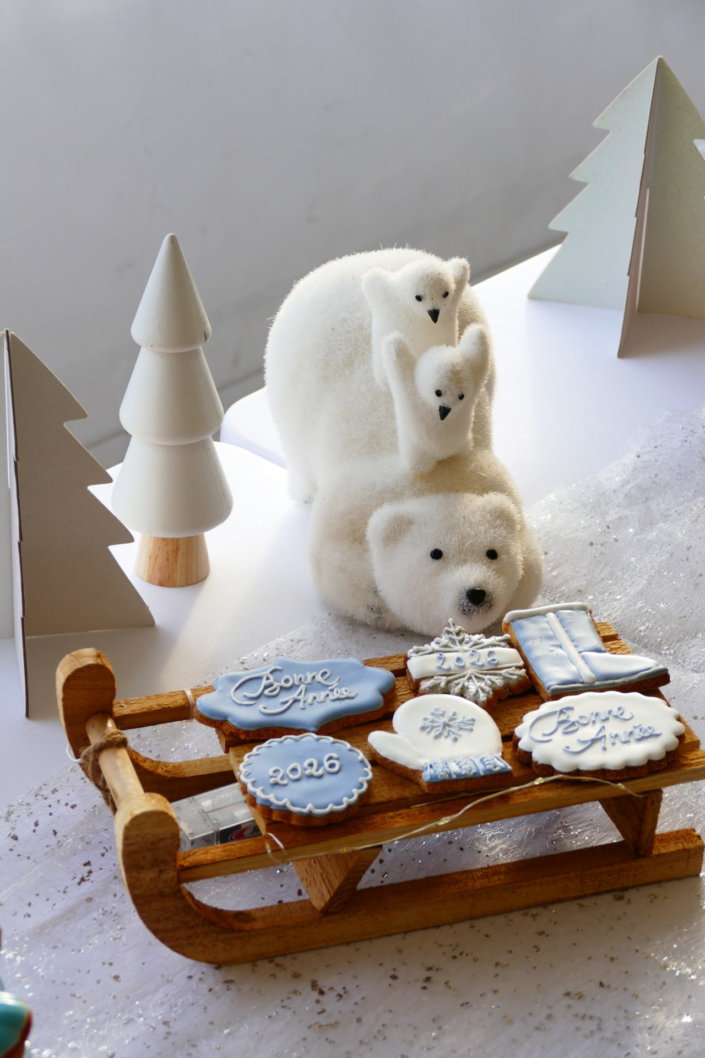 Evenement pour Givaudan galette des rois sur le thème blanc bleu argenté avec des sablés personnalisés et pleins d'autres pâtisseries