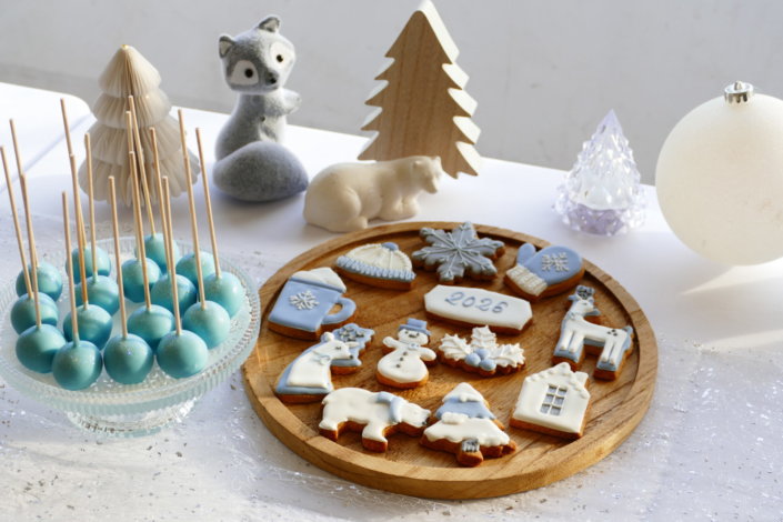 Evenement pour Givaudan galette des rois sur le thème blanc bleu argenté avec des sablés personnalisés et pleins d'autres pâtisseries