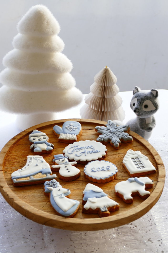 Evenement pour Givaudan galette des rois sur le thème blanc bleu argenté avec des sablés personnalisés et pleins d'autres pâtisseries