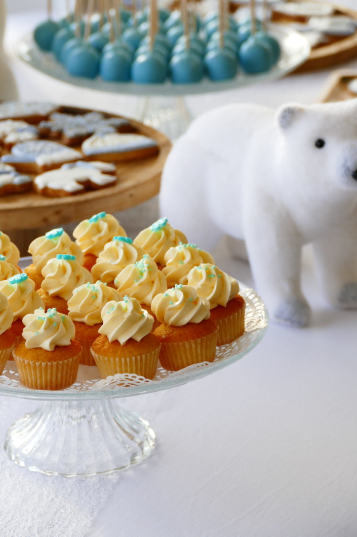 Evenement pour Givaudan galette des rois sur le thème blanc bleu argenté avec des sablés personnalisés et pleins d'autres pâtisseries