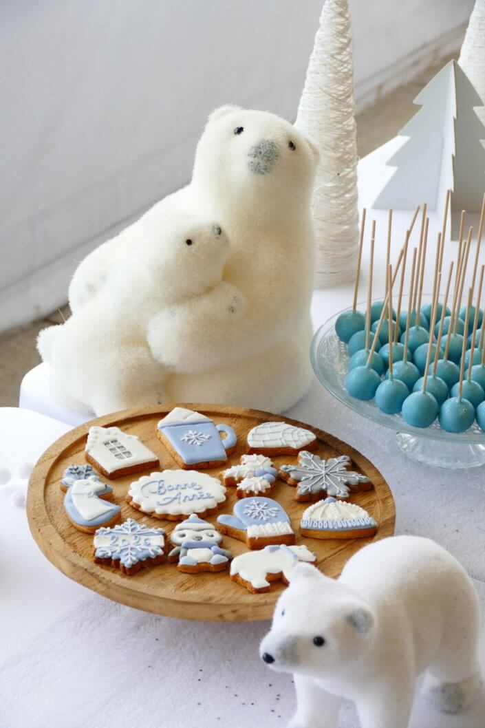 Evenement pour Givaudan galette des rois sur le thème blanc bleu argenté avec des sablés personnalisés et pleins d'autres pâtisseries