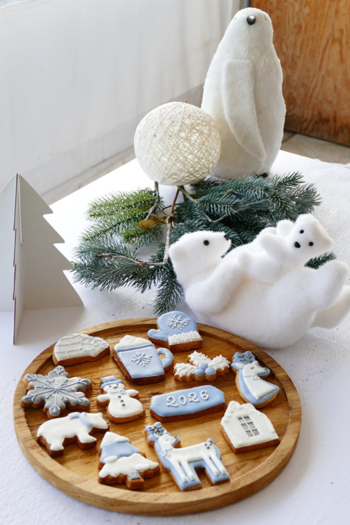 Evenement pour Givaudan galette des rois sur le thème blanc bleu argenté avec des sablés personnalisés et pleins d'autres pâtisseries