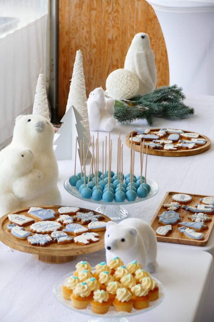 Evenement pour Givaudan galette des rois sur le thème blanc bleu argenté avec des sablés personnalisés et pleins d'autres pâtisseries