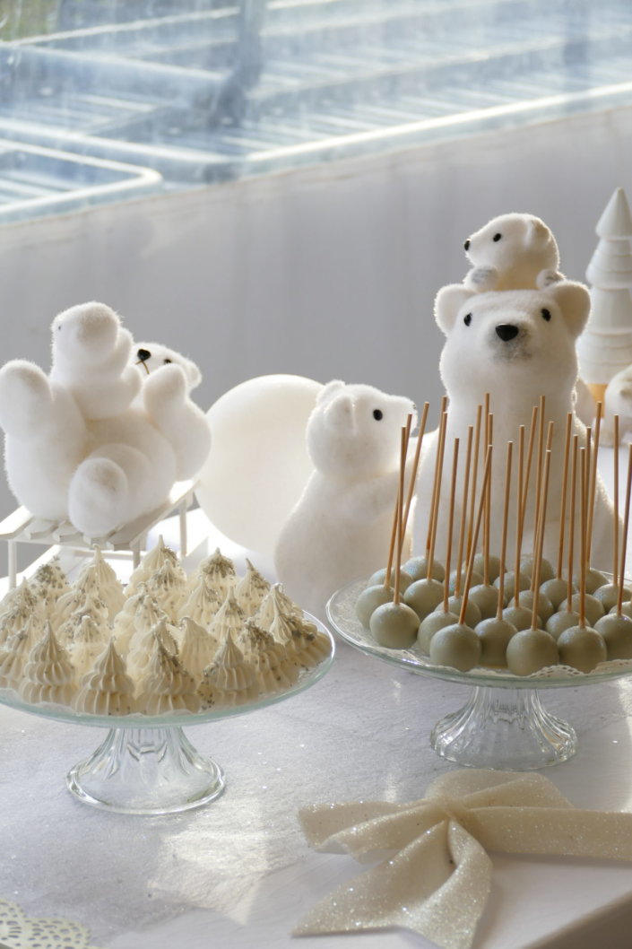 Evenement pour Givaudan galette des rois sur le thème blanc bleu argenté avec des sablés personnalisés et pleins d'autres pâtisseries