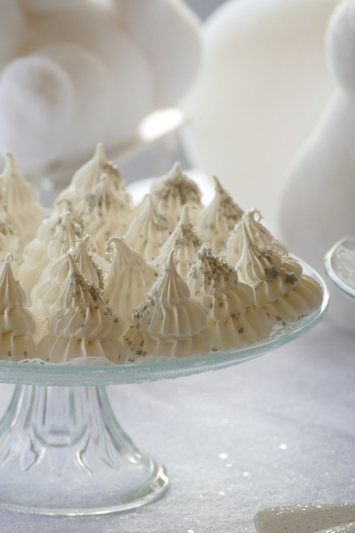 Evenement pour Givaudan galette des rois sur le thème blanc bleu argenté avec des sablés personnalisés et pleins d'autres pâtisseries