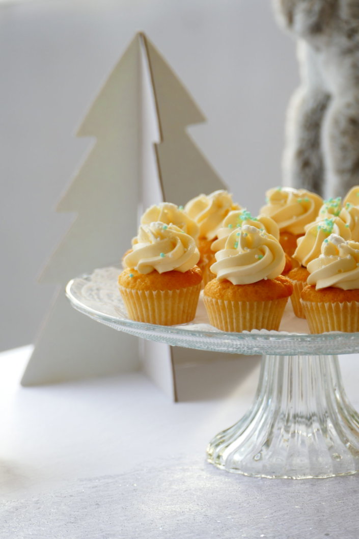 Evenement pour Givaudan galette des rois sur le thème blanc bleu argenté avec des sablés personnalisés et pleins d'autres pâtisseries
