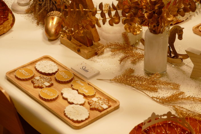 Evenement galette des rois chez hermès sur le thème blanc dorée et bois avec des sablés personnalisés