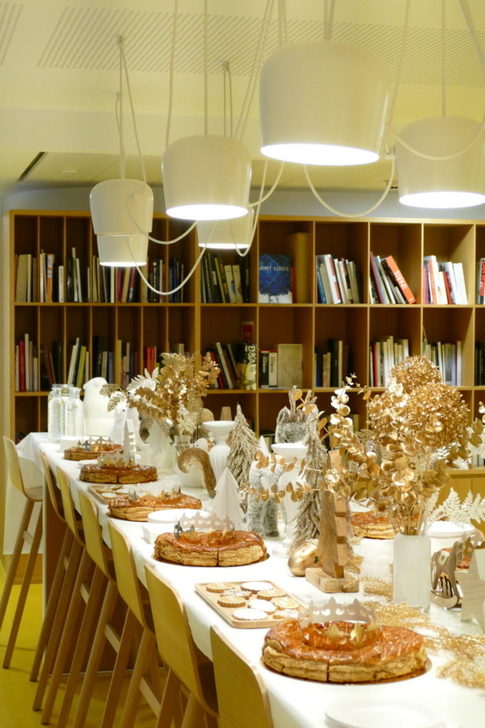 Evenement galette des rois chez hermès sur le thème blanc dorée et bois avec des sablés personnalisés