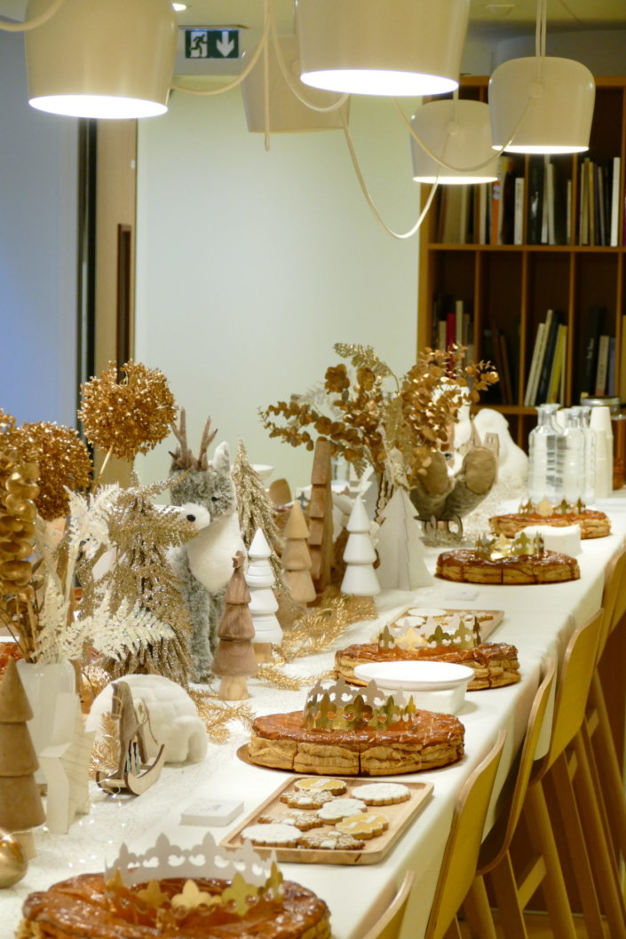 Evenement galette des rois chez hermès sur le thème blanc dorée et bois avec des sablés personnalisés