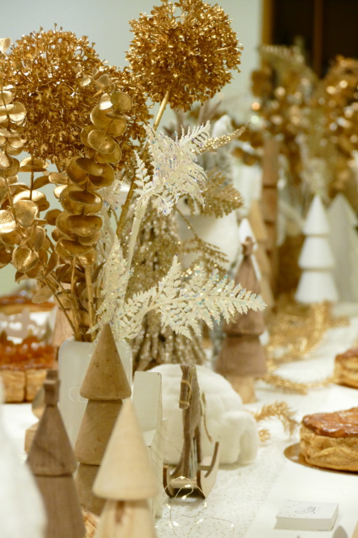 Evenement galette des rois chez hermès sur le thème blanc dorée et bois avec des sablés personnalisés