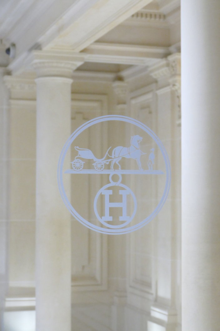 Evenement galette des rois chez hermès sur le thème blanc dorée et bois avec des sablés personnalisés