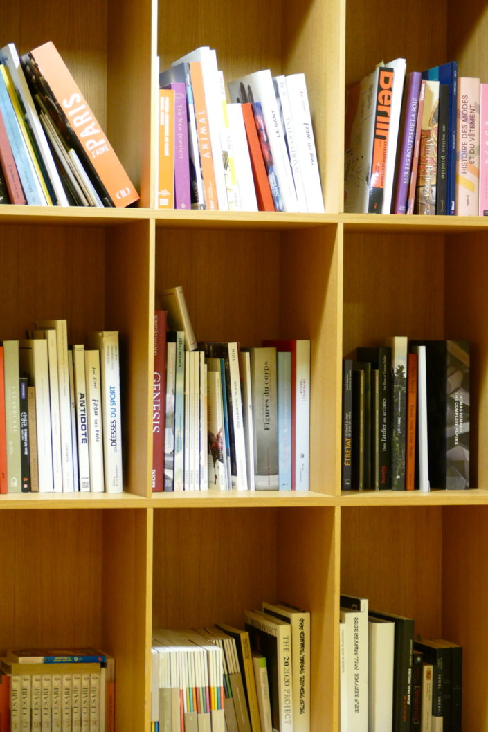 Evenement galette des rois chez hermès sur le thème blanc dorée et bois avec des sablés personnalisés