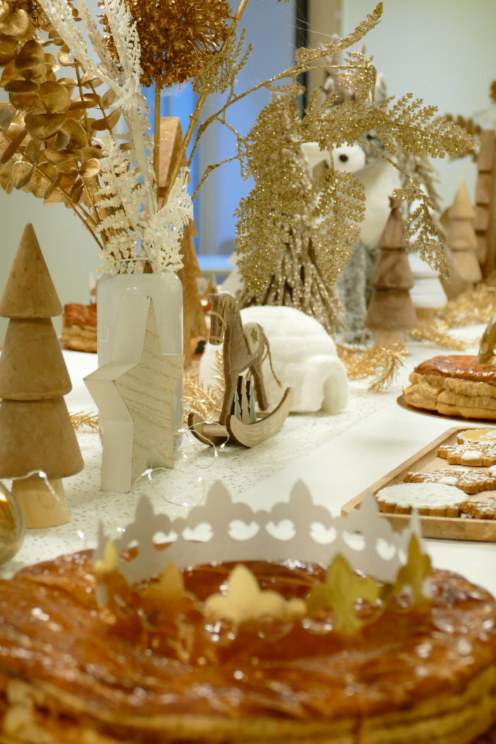 Evenement galette des rois chez hermès sur le thème blanc dorée et bois avec des sablés personnalisés